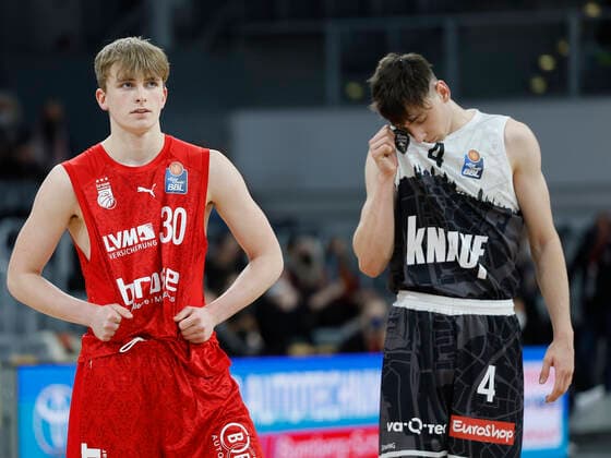 26.01.2022, Basketball, BBL, Hauptrunde, Brose Bamberg - s.Oliver Wuerzburg, GER, Bamberg, Brose Arena Bild: v. li. Kristian Ortelli (Brose Bamberg) und Julius Boehmer (s.Oliver Wuerzburg) Copyright: HMBxMedia xHeikoxBecker