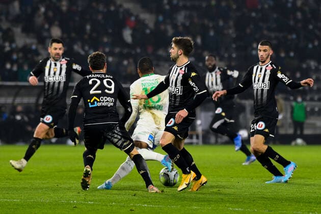 Arnaud Nordin ( 18 - Saint Etienne ) - MANGANI Thomas ( 5 - Angers ) - MANCEAU Vincent ( 29 - Angers ) -TRAORE Ismael ( 8 - Angers ) - FOOTBALL : Angers vs Saint Etienne - Ligue 1 - Angers - 26 01 2022 FedericoPestellini Panoramic 