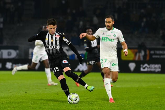 Yvann Macon ( 27 - Saint Etienne ) - CAPELLE Pierrick ( 15 - Angers ) - FOOTBALL : Angers vs Saint Etienne - Ligue 1 - Angers - 26 01 2022 FedericoPestellini Panoramic 