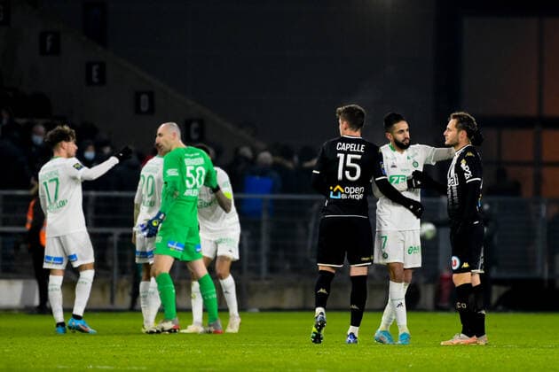 Fin du match - Ryad Boudebouz ( 7 - Saint Etienne ) - CAPELLE Pierrick ( 15 - Angers ) - MANCEAU Vincent ( 29 - Angers ) - FOOTBALL : Angers vs Saint Etienne - Ligue 1 - Angers - 26 01 2022 FedericoPestellini Panoramic 