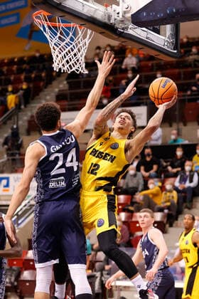 Ludwigsburg , Basketball Champions League MHP Riesen Ludwigsburg vs JDA Dijon , von links: Charles Galliou (Dijon) Jonah Radebaugh (Riesen)