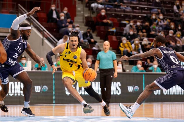 Ludwigsburg , Basketball Champions League MHP Riesen Ludwigsburg vs JDA Dijon , von links: Gavin Ware (Dijon) Jonathan Bähre (Riesen) Khadeen Carrington (Dijon)