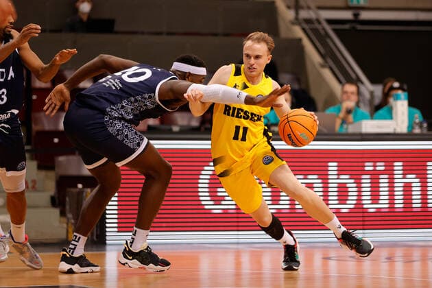 Ludwigsburg , Basketball Champions League MHP Riesen Ludwigsburg vs JDA Dijon , von links: Gavin Ware (Dijon) Lukas Herzog (Riesen)