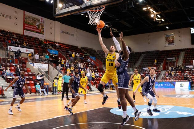 Ludwigsburg , Basketball Champions League MHP Riesen Ludwigsburg vs JDA Dijon , von links: Jonas Wohlfarth-Bottermann (Riesen) Gavin Ware (Dijon)