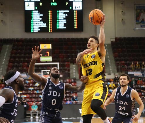 V.li. Carrington Khadeen (Dijon), Jonah Radebaugh (Riesen) . MHP Riesen Ludwigsburg vs. JDA Dijon. Basketball-Champions League 2021-2022. Ludwigsburg , GER, 26.01.2022,