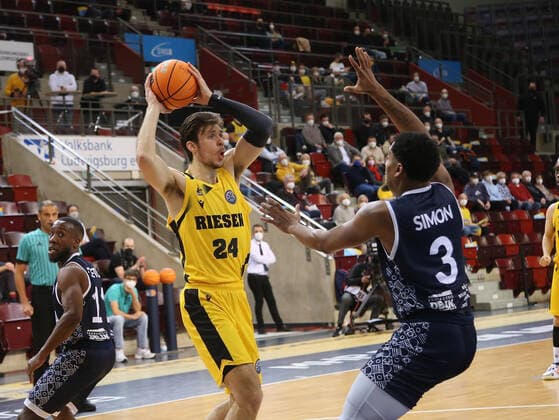 V.li. Elhan Rapp (Riesen), Simon Chase (Dijon) . MHP Riesen Ludwigsburg vs. JDA Dijon. Basketball-Champions League 2021-2022. Ludwigsburg , GER, 26.01.2022,