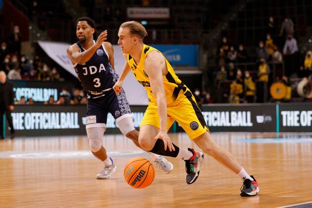 Ludwigsburg , Basketball Champions League MHP Riesen Ludwigsburg vs JDA Dijon , von links: Chase Simon (Dijon) Lukas Herzog (Riesen)