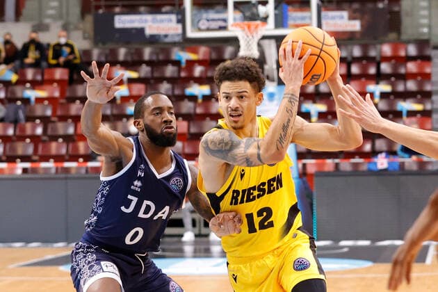 Ludwigsburg , Basketball Champions League MHP Riesen Ludwigsburg vs JDA Dijon , von links: Khadeen Carrington (Dijon) Jonah Radebaugh (Riesen)
