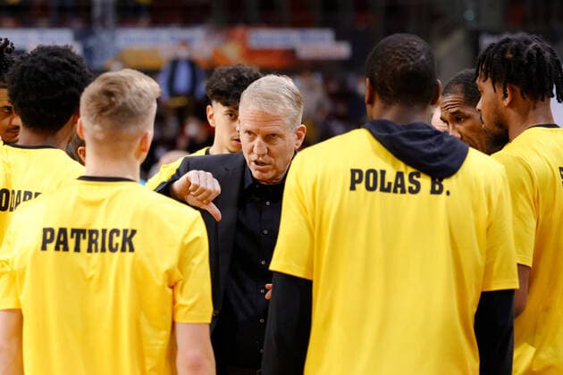 Ludwigsburg , Basketball Champions League MHP Riesen Ludwigsburg vs JDA Dijon , Coach John Patrick (Riesen) im Kreis seiner Mannschaft