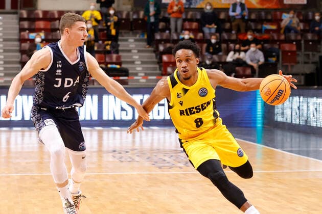 Ludwigsburg , Basketball Champions League MHP Riesen Ludwigsburg vs JDA Dijon , von links: Robin Ducote (Dijon) James Woodard (Riesen)
