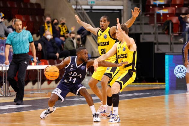 Ludwigsburg , Basketball Champions League MHP Riesen Ludwigsburg vs JDA Dijon , von links: David Holston (Dijon) Tremmel Darden (Riesen) Jordan Hulls (Riesen)