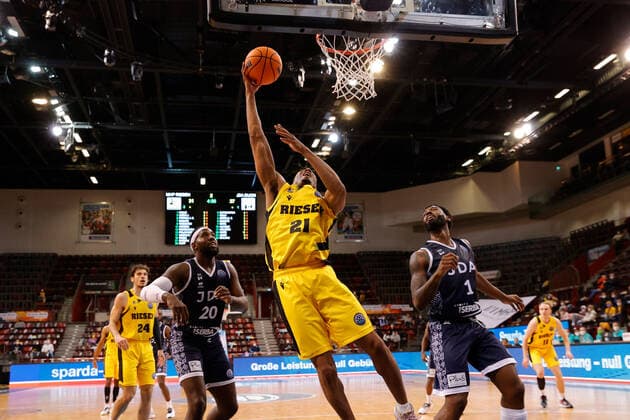 Ludwigsburg , Basketball Champions League MHP Riesen Ludwigsburg vs JDA Dijon , von links: Gavin Ware (Dijon) Tremmel Darden (Riesen) Rashard Kelly (Dijon)
