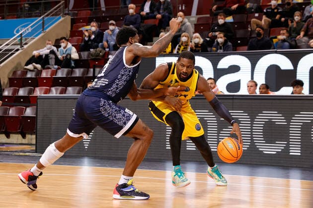 Ludwigsburg , Basketball Champions League MHP Riesen Ludwigsburg vs JDA Dijon , von links: Rashard Kelly (Dijon) Yorman Polas Bartolo (Riesen)