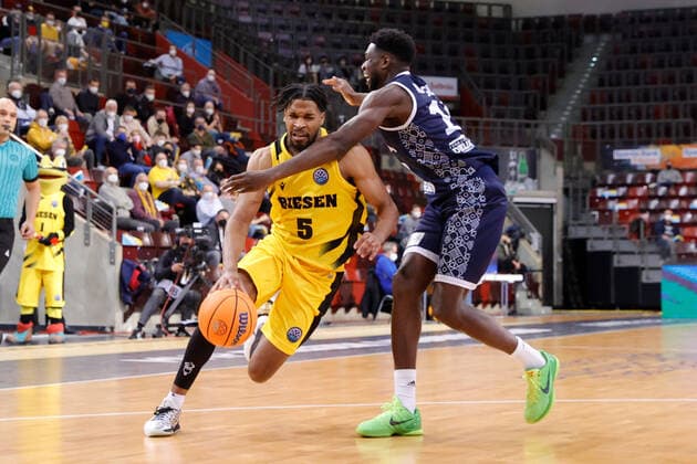 Ludwigsburg , Basketball Champions League MHP Riesen Ludwigsburg vs JDA Dijon , von links: Justin Simon (Riesen) Jaques Alingue (Dijon)