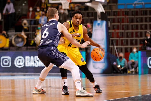 Ludwigsburg , Basketball Champions League MHP Riesen Ludwigsburg vs JDA Dijon , von links: Robin Ducote (Dijon) James Woodard (Riesen)