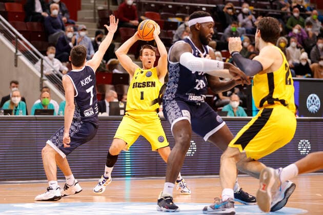 Ludwigsburg , Basketball Champions League MHP Riesen Ludwigsburg vs JDA Dijon , von links: Toni Katic (Dijon) Jordan Hulls (Riesen) Gavin Ware (Dijon)