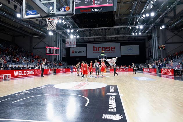 26.01.2022, Basketball, BBL, Hauptrunde, Brose Bamberg - s.Oliver Wuerzburg, GER, Bamberg, Brose Arena Bild: v. li. Durch seine Sondergenehmigung durften 1500 Zuschauer in die Halle Copyright: HMBxMedia xHeikoxBecker