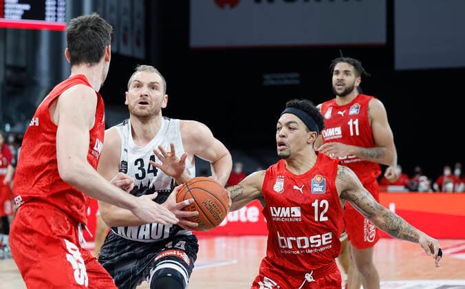 26.01.2022, Basketball, BBL, Hauptrunde, Brose Bamberg - s.Oliver Wuerzburg, GER, Bamberg, Brose Arena Bild: v. li. Omar Prewitt (Brose Bamberg), Felix Hoffmann (s.Oliver Wuerzburg) und Justin Robinson (Brose Bamberg) Copyright: HMBxMedia xHeikoxBecker