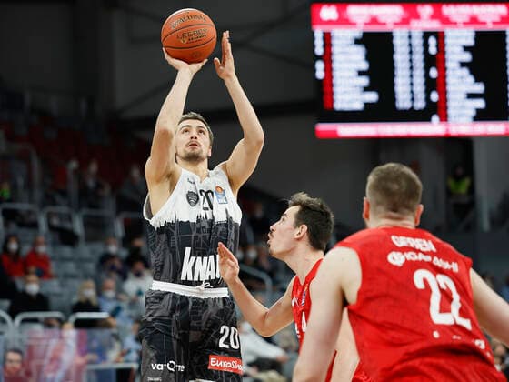 26.01.2022, Basketball, BBL, Hauptrunde, Brose Bamberg - s.Oliver Wuerzburg, GER, Bamberg, Brose Arena Bild: v. li. Julian Albus (s.Oliver Wuerzburg), Omar Prewitt (Brose Bamberg) und Martinas Geben (Brose Bamberg) Copyright: HMBxMedia xHeikoxBecker