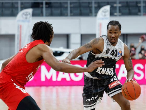 26.01.2022, Basketball, BBL, Hauptrunde, Brose Bamberg - s.Oliver Wuerzburg, GER, Bamberg, Brose Arena Bild: v. li. Akil Mitchell (Brose Bamberg) und William Buford (s.Oliver Wuerzburg) Copyright: HMBxMedia xHeikoxBecker