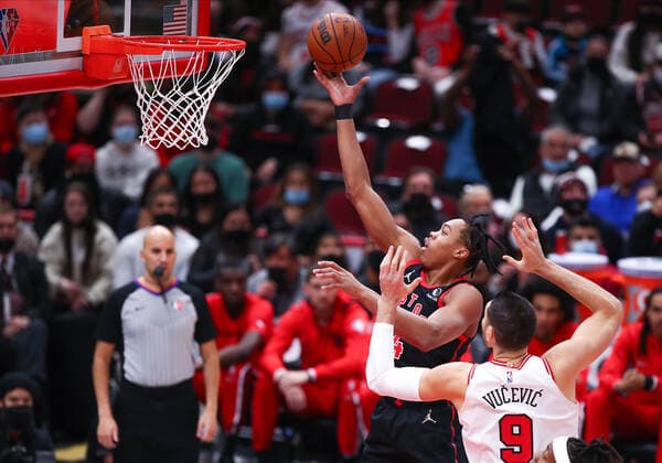 CHICAGO, IL - JANUARY 26: Toronto Raptors Forward Scottie Barnes (4) drives to the basket for a layup during a NBA, Basketball Herren, USA game between the Toronto Raptors and the Chicago Bulls on January 26, 2022 at the United Center in Chicago, IL. (Photo by Melissa Tamez Icon Sportswire) NBA: JAN 26 Raptors at Bulls Icon22012603