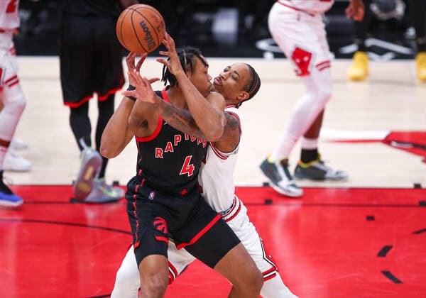 CHICAGO, IL - JANUARY 26: Chicago Bulls Forward DeMar DeRozan (11) knocks the basketball out of Toronto Raptors Forward Scottie Barnes (4) hands during a NBA, Basketball Herren, USA game between the Toronto Raptors and the Chicago Bulls on January 26, 2022 at the United Center in Chicago, IL. (Photo by Melissa Tamez Icon Sportswire) NBA: JAN 26 Raptors at Bulls Icon22012613