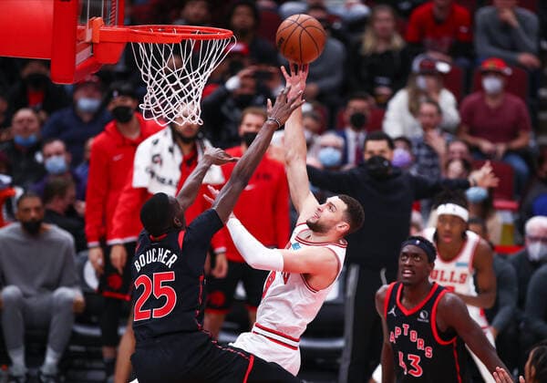 CHICAGO, IL - JANUARY 26: Chicago Bulls Guard Zach LaVine (8) shoots the ball in action while being defended by Toronto Raptors Center Chris Boucher (25) during a NBA, Basketball Herren, USA game between the Toronto Raptors and the Chicago Bulls on January 26, 2022 at the United Center in Chicago, IL. (Photo by Melissa Tamez Icon Sportswire) NBA: JAN 26 Raptors at Bulls Icon22012634