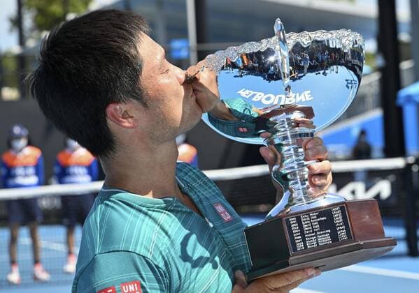 Tennis: Australian Open Shingo Kunieda of Japan kisses the trophy after defeating Alfie Hewett of Britain in the men s wheelchair singles final at the Australian Open tennis championships in Melbourne on Jan. 27, 2022.  A14AA0001206623P