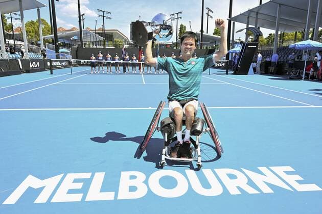 Sport Themen der Woche KW04 Tennis: Australian Open Shingo Kunieda of Japan poses with the trophy after defeating Alfie Hewett of Britain in the men s wheelchair singles final at the Australian Open tennis championships in Melbourne on Jan. 27, 2022.  A14AA0001206632P