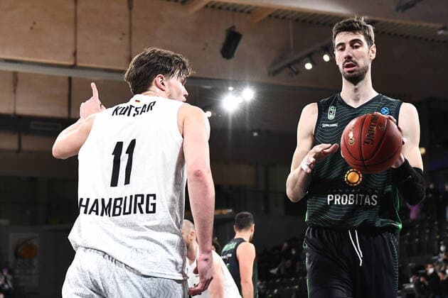Basketball I Herren I Saison 2021-2022 I Eurocup I 11. Spieltag I Hamburg Towers - Joventut Badalona I 26.01.2022 Maik Kotsar ( 11, Center, Hamburg Towers) zeigt ANTE TOMIC (88, JOVENTUT BADALONA) wo es langgeht Hamburg edel-optics.de Arena Hamburg Deutschland Copyright: xLobeca AndreasxHannigx