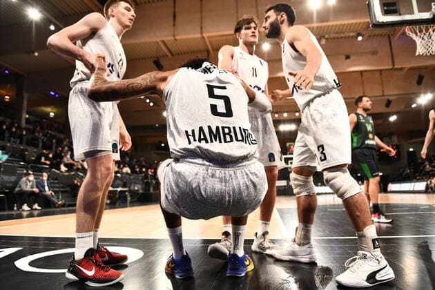 Basketball I Herren I Saison 2021-2022 I Eurocup I 11. Spieltag I Hamburg Towers - Joventut Badalona I 26.01.2022 Caleb Homesley ( 5, Shooting Guard, Hamburg Towers) wird von seinem Team unterstützt. Maik Kotsar ( 11, Center, Hamburg Towers), Justus Hollatz ( 21, Point Guard, Hamburg Towers) und Maximilian DiLeo ( 3, Shooting Guard, Hamburg Towers) Hamburg edel-optics.de Arena Hamburg Deutschland Copyright: xLobeca AndreasxHannigx