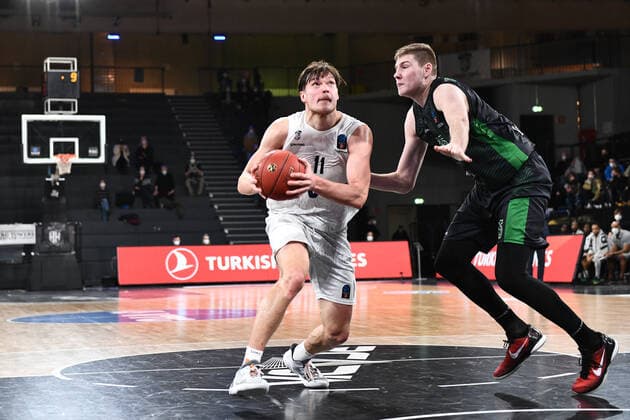 Basketball I Herren I Saison 2021-2022 I Eurocup I 11. Spieltag I Hamburg Towers - Joventut Badalona I 26.01.2022 Maik Kotsar ( 11, Center, Hamburg Towers) vs SIMON BIRGANDER (35, JOVENTUT BADALONA) Hamburg edel-optics.de Arena Hamburg Deutschland Copyright: xLobeca AndreasxHannigx