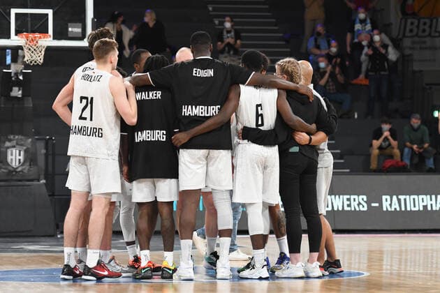 Basketball I Herren I Saison 2021-2022 I Eurocup I 11. Spieltag I Hamburg Towers - Joventut Badalona I 26.01.2022 Teamkreis Hamburg Towers nach dem Spiel Hamburg edel-optics.de Arena Hamburg Deutschland Copyright: xLobeca AndreasxHannigx