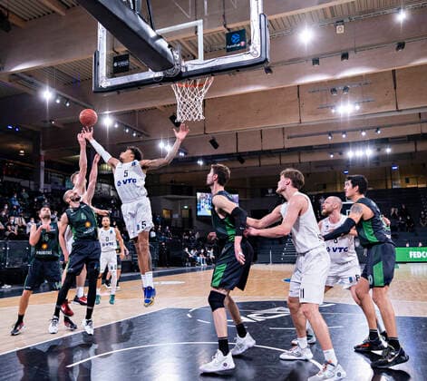 Albert Ventura (Joventut), Pau Ribas (Joventut), Justus Hollatz (Towers), Jaylon Brown (Towers), Caleb Homesley (Towers), Ante Tomic (Joventut), Maik Kotsar (Towers), Robin Christen (Towers), Derek Willis (Joventut) 7Days EuroCup, Basketball, Saison 2021 2022, Gruppe A, 11. Spieltag 26.01.22, Hamburg, Hamburg Towers vs. Joventut Badalona, Â