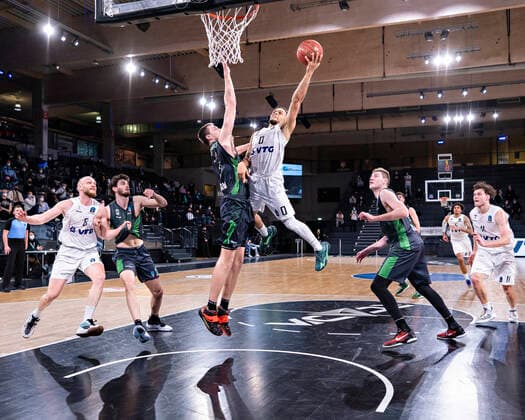 Robin Christen (Towers), Josep Busquets (Joventut), Vladimir Brodziansky (Joventut), Jaylon Brown (Towers), Simon Birgander (Joventut), Maik Kotsar (Towers) 7Days EuroCup, Basketball, Saison 2021 2022, Gruppe A, 11. Spieltag 26.01.22, Hamburg, Hamburg Towers vs. Joventut Badalona, Â