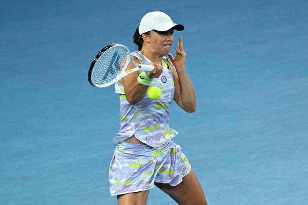 TENNIS AUSTRALIAN OPEN, Iga Swiatek of Poland plays a shot during her Women?s singles semifinal against Danielle Collins of the USA on Day 11 of the Australian Open, at Melbourne Park, in Melbourne, Thursday, January 27, 2022. ( NO ARCHIVING, EDITORIAL USE ONLY, NO USE IN BOOKS WITHOUT CONSENT MELBOURNE VIC AUSTRALIA  Copyright: xDEANxLEWINSx 20220127001617561096