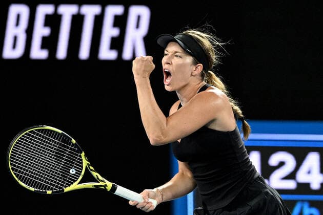 Sport Bilder des Tages TENNIS AUSTRALIAN OPEN, Danielle Collins of the USA gestures after winning the first set during her Women?s singles semifinal against Iga Swiatek of Poland on Day 11 of the Australian Open, at Melbourne Park, in Melbourne, Thursday, January 27, 2022. ( NO ARCHIVING, EDITORIAL USE ONLY, NO USE IN BOOKS WITHOUT CONSENT MELBOURNE VIC AUSTRALIA  Copyright: xDAVExHUNTx 20220127001617564050