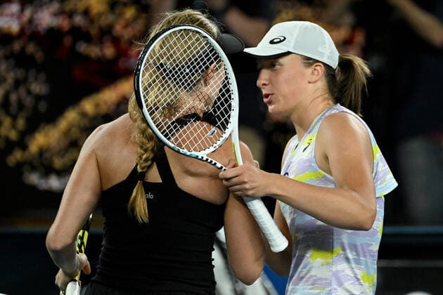 TENNIS AUSTRALIAN OPEN, Danielle Collins of the USA and Iga Swiatek of Poland (right) meet at the net following their Women?s singles semifinal againston Day 11 of the Australian Open, at Melbourne Park, in Melbourne, Thursday, January 27, 2022. ( NO ARCHIVING, EDITORIAL USE ONLY, NO USE IN BOOKS WITHOUT CONSENT MELBOURNE VIC AUSTRALIA  Copyright: xDEANxLEWINSx 20220127001617571407