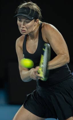 (220127) -- MELBOURNE, Jan. 27, 2022 -- Danielle Collins of the United States competes during the women s singles semifinal match against Iga Swiatek of Poland at Australian Open in Melbourne Park, in Melbourne, Australia, on Jan. 27, 2022. (Photo by Xinhua) (SP)AUSTRALIA-MELBOURNE-TENNIS-AUSTRALIAN OPEN-WOMEN S SINGLES-SEMIFINALS HuxJingchen 
