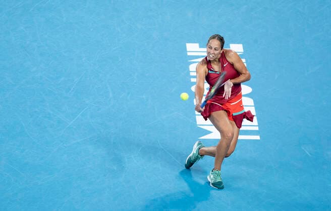 (220127) -- MELBOURNE, Jan. 27, 2022 -- Madison Keys of the United States competes during the women s singles semifinal match against Ashleigh Barty of Australia at Australian Open in Melbourne Park, in Melbourne, Australia, on Jan. 27, 2022. ) (SP)AUSTRALIA-MELBOURNE-TENNIS-AUSTRALIAN OPEN-WOMEN S SINGLES-SEMIFINALS BaixXuefei 