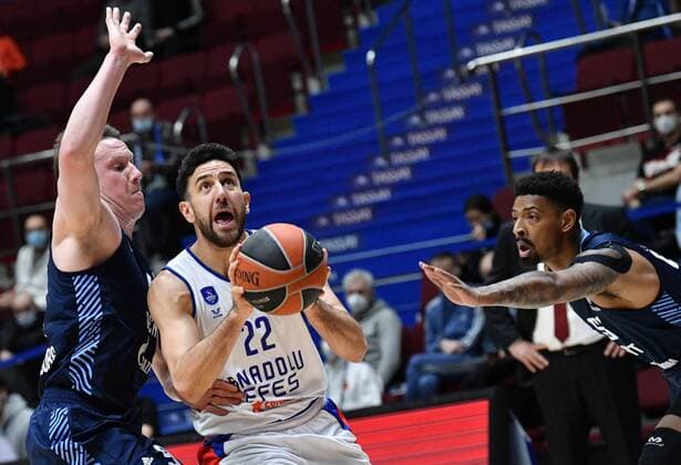 Russia Basketball Euroleague Zenit - Anadolu Efes 6749845 27.01.2022 Zenit?s Dmitry Kulagin, Anadolu Efes? Vasilije Micic and Zenit?s Jordan Mickey struggle for the ball during the Euroleague basketball match between Zenit St. Petersburg and Anadolu Efes Istanbul, in St. Petersburg, Russia. Alexander Galperin Sputnik St. Petersburg Russia  Copyright: xAlexanderxGalperinx