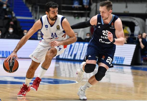 Russia Basketball Euroleague Zenit - Anadolu Efes 6749866 27.01.2022 Anadolu Efes? Krunoslav Simon dribbles the ball playing against Zenit?s Mateusz Ponitka during the Euroleague basketball match between Zenit St. Petersburg and Anadolu Efes Istanbul, in St. Petersburg, Russia. Alexander Galperin Sputnik St. Petersburg Russia  Copyright: xAlexanderxGalperinx