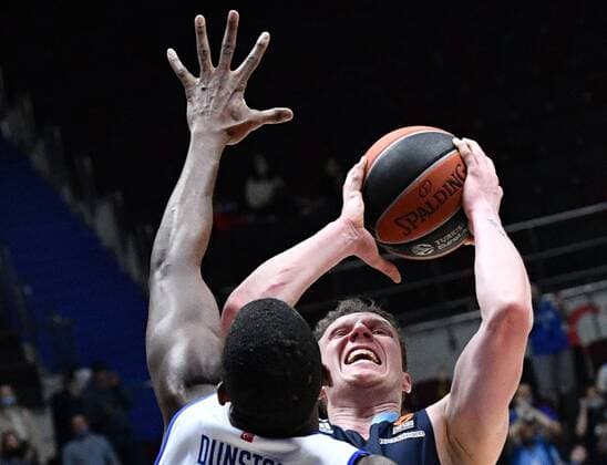 Russia Basketball Euroleague Zenit - Anadolu Efes 6749938 27.01.2022 Zenit?s Dmitry Kulagin tries to score against Anadolu Efes? Bryant Dunston during the Euroleague basketball match between Zenit St. Petersburg and Anadolu Efes Istanbul, in St. Petersburg, Russia. Alexander Galperin Sputnik St. Petersburg Russia  Copyright: xAlexanderxGalperinx