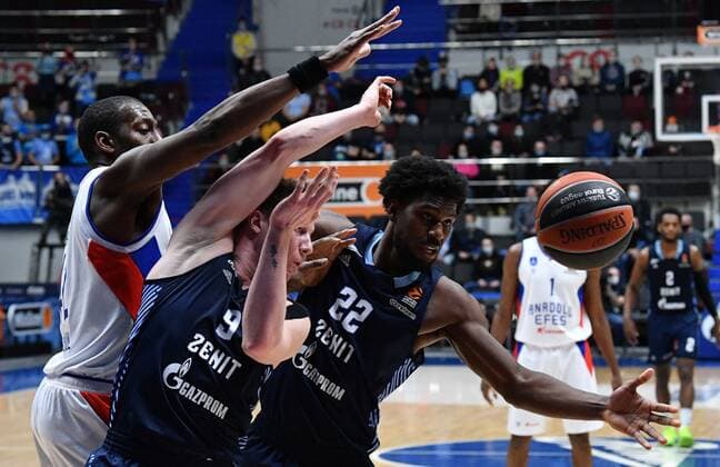 Russia Basketball Euroleague Zenit - Anadolu Efes 6749944 27.01.2022 Anadolu Efes? Bryant Dunston, Zenit?s Dmitry Kulagin and Alex Poythress struggle for the ball during the Euroleague basketball match between Zenit St. Petersburg and Anadolu Efes Istanbul, in St. Petersburg, Russia. Alexander Galperin Sputnik St. Petersburg Russia  Copyright: xAlexanderxGalperinx