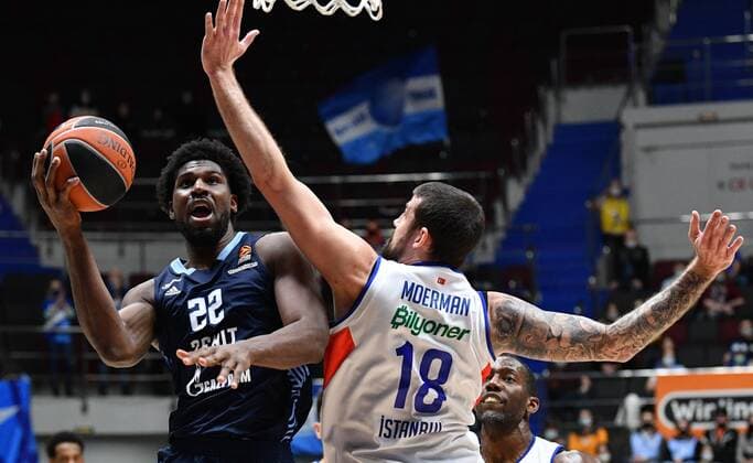 Russia Basketball Euroleague Zenit - Anadolu Efes 6749962 27.01.2022 Zenit?s Alex Poythress and Anadolu Efes? Adrien Moerman struggle for the ball during the Euroleague basketball match between Zenit St. Petersburg and Anadolu Efes Istanbul, in St. Petersburg, Russia. Alexander Galperin Sputnik St. Petersburg Russia  Copyright: xAlexanderxGalperinx