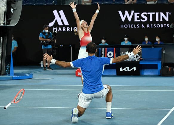 Bilder des Jahres 2022, Sport 01 Januar Sport Themen der Woche KW04 Sport Bilder des Tages TENNIS AUSTRALIAN OPEN, Ivan Dodig of Croatia and Kristina Mladenovic of France react after winning their Mixed Doubles Final against Jaimee Fourlis and Jason Kubler of Australia on Day 12 of the Australian Open, at Melbourne Park, in Melbourne, Friday, January 28, 2022. ( NO ARCHIVING, EDITORIAL USE ONLY, NO USE IN BOOKS WITHOUT CONSENT MELBOURNE VIC AUSTRALIA  Copyright: xDEANxLEWINSx 20220128001617765951