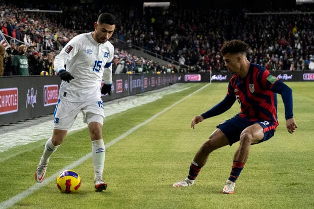 January 27, 2022: El Salvador Midfielder Alex Roldan (15) is defender by United States Defender Antonee Robinson (5). The United States MenÃ¢â‚¬â ¢s national team, Nationalteam defeated El Salvador 1-0 at Lower.com Field in Columbus, Ohio. Billy Schuerman CSM Columbus USA - ZUMAc04_ 20220127_zaf_c04_006 Copyright: xBillyxSchuermanx xCalxSportxMedix
