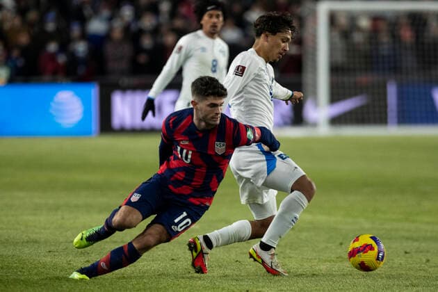 January 27, 2022: United States Forward Christian Pulisic (10) and El Salvador Midfielder Nelson Bonilla (6) battle for possession of the ball.The United States MenÃ¢â‚¬â ¢s national team, Nationalteam defeated El Salvador 1-0 at Lower.com Field in Columbus, Ohio. Billy Schuerman CSM Columbus USA - ZUMAc04_ 20220127_zaf_c04_013 Copyright: xBillyxSchuermanx xCalxSportxMedix