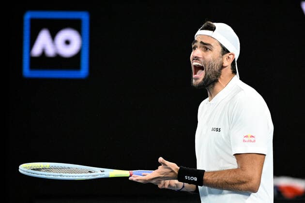 TENNIS AUSTRALIAN OPEN, Matteo Berrettini of Italy reacts during his Men?s semifinal match against Rafael Nadal of Spain on Day 12 of the Australian Open, at Melbourne Park, in Melbourne, Friday, January 28, 2022. ( NO ARCHIVING, EDITORIAL USE ONLY, NO USE IN BOOKS WITHOUT CONSENT MELBOURNE VIC AUSTRALIA  Copyright: xDAVExHUNTx 20220128001617779729