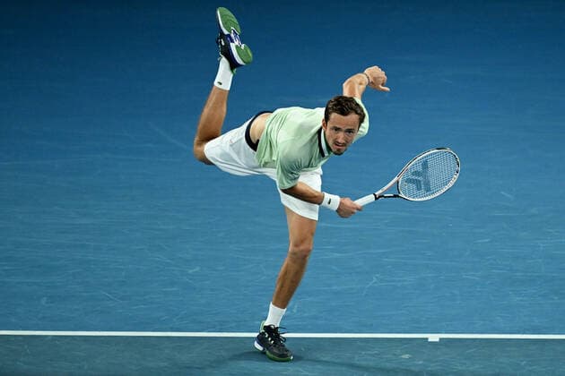 TENNIS AUSTRALIAN OPEN, Daniil Medvedev of Russia serves during his Men?s semifinal match against Stefanos Tsitsipas of Greece on Day 12 of the Australian Open, at Melbourne Park, in Melbourne, Friday, January 28, 2022. ( NO ARCHIVING, EDITORIAL USE ONLY, NO USE IN BOOKS WITHOUT CONSENT MELBOURNE VIC AUSTRALIA  Copyright: xDEANxLEWINSx 20220128001617808672